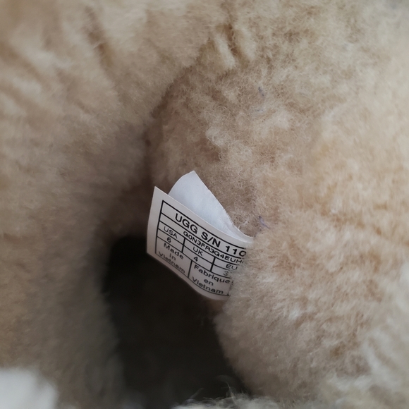 UGG CHESTNUT BAILEY BOW SHEEPSKIN BOOTS, WOMEN US 6 - Picture 9 of 9